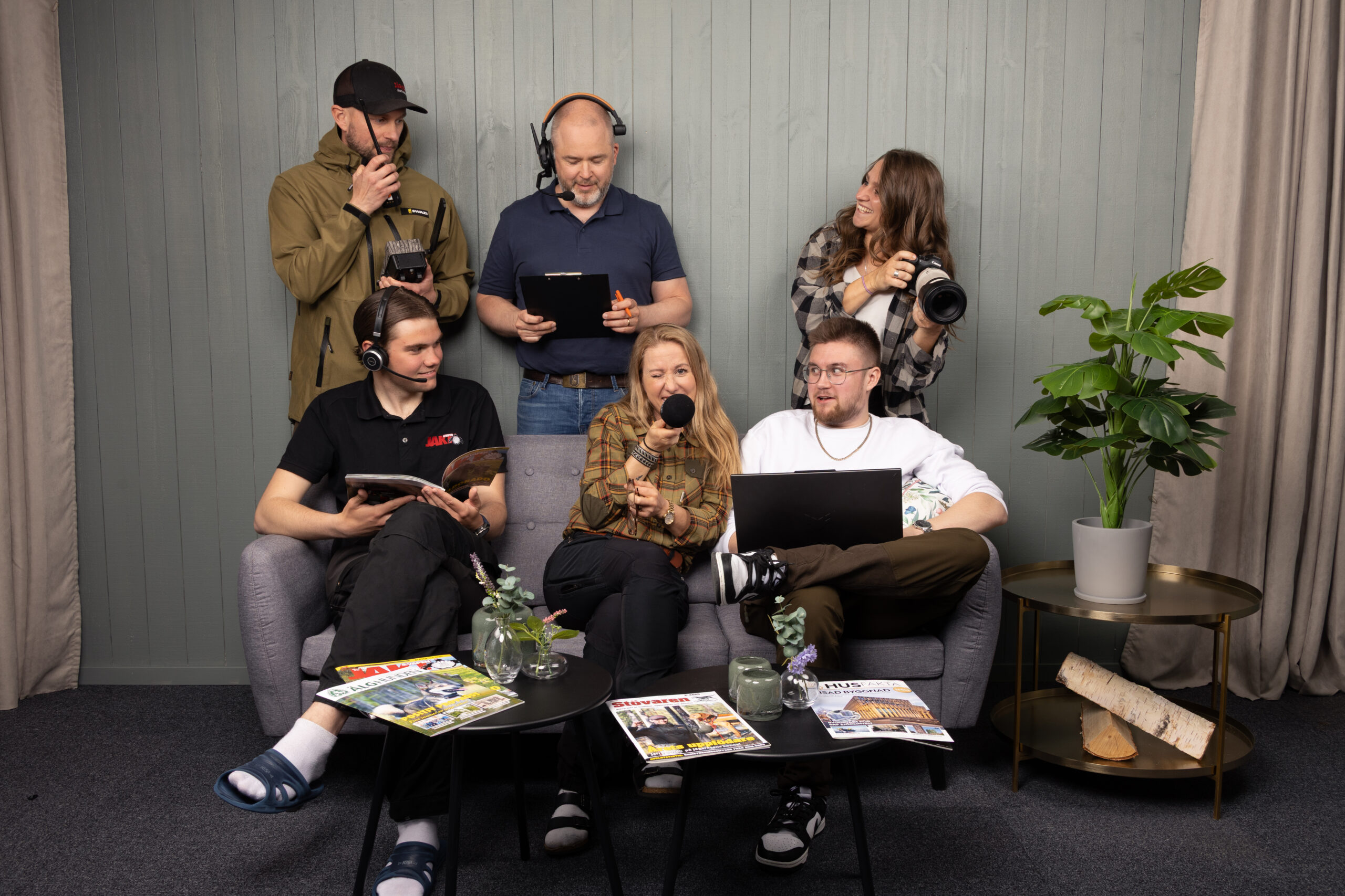 Bild på personal som arbetar på JO Förlaget